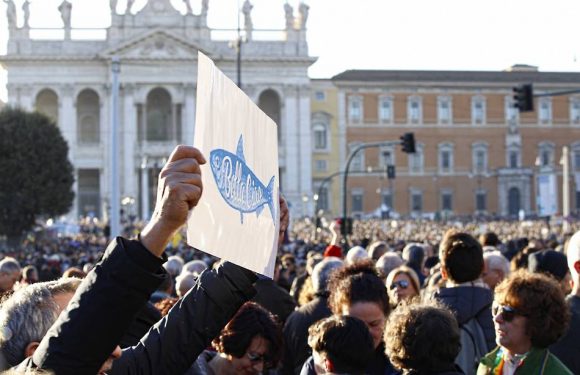 Italie : Des dizaines de milliers de « sardines » antifascistes défilent à Rome