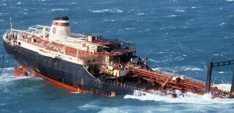 Bretagne : Coulé en 1980, le « Tanio » continue bien de cracher son pétrole