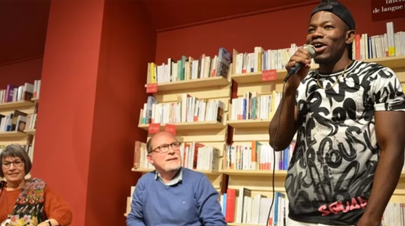 Carpentras (84) : L’enfer d’un jeune migrant dépeint par l’écrivain-carreleur Mamadou Aliou Diallo