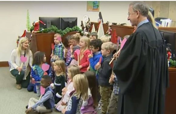 Adoption : le jour J, cet enfant est accompagné par toute sa classe