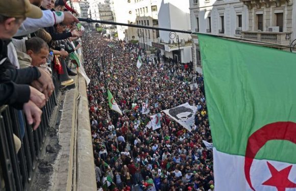 Foule exceptionnelle à Alger pour le dernier vendredi avant la présidentielle