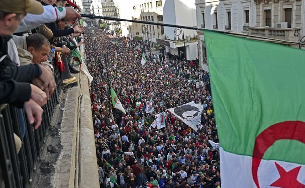 Foule exceptionnelle à Alger pour le dernier vendredi avant la présidentielle