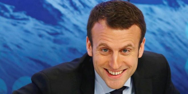 Macron en Côte d’Ivoire, voici le célèbre rappeur qui accompagne le président français