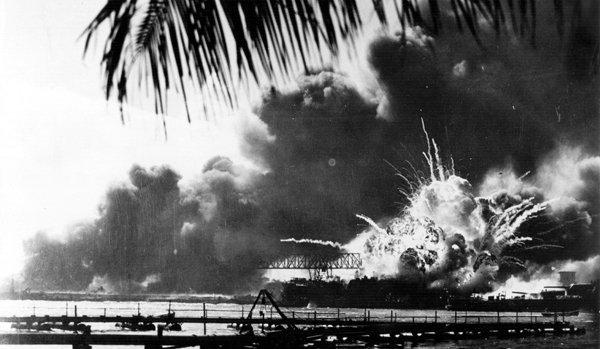 Les Japonais attaquent Pearl Harbor