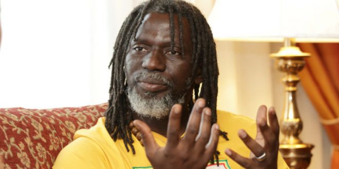 CI: Tiken Jah Fakoly se dresse sur le chemin de Gbagbo, Ouattara et Bédié