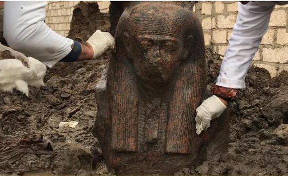 Une statue de Ramsès II retrouvée près de Memphis en Égypte