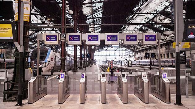 Grève: le service minimum des transports est une réalité partout, sauf en France