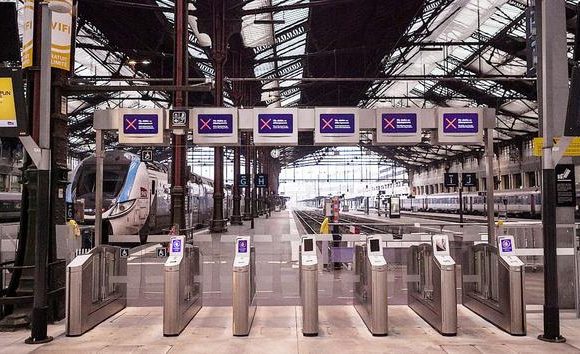Grève: le service minimum des transports est une réalité partout, sauf en France