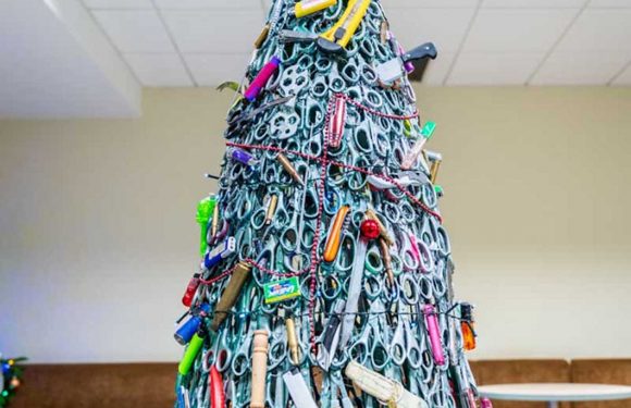 La sécurité de l’aéroport de Vilnius a créé un sapin de Noël avec les objets confisqués