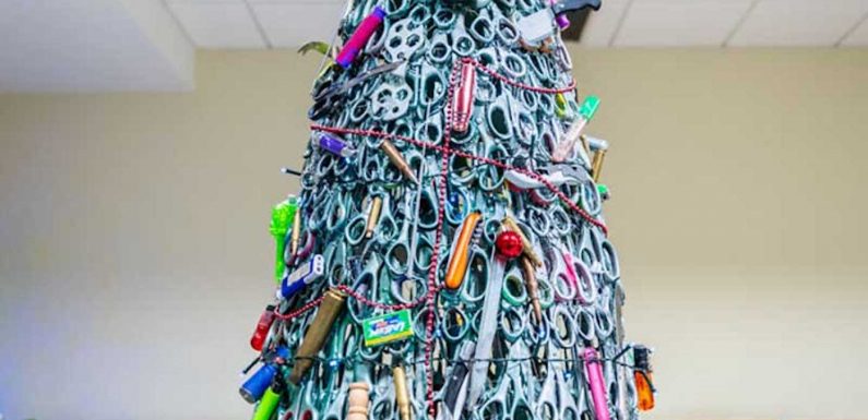 La sécurité de l’aéroport de Vilnius a créé un sapin de Noël avec les objets confisqués