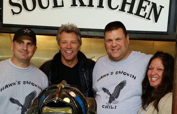 Le chanteur Bon Jovi ouvre deux restaurants où les sans-abri peuvent venir manger gratuitement
