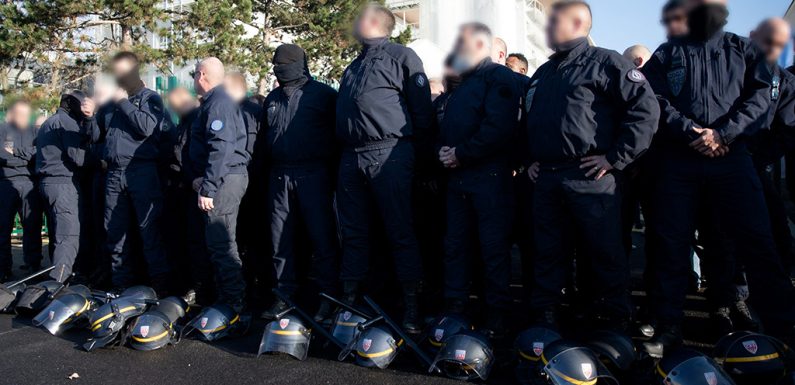 Une centaine de CRS déposent casques et matraques pour protester contre la réforme des retraites