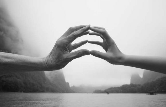 Moins d’embrassades, de bises, de câlins : pourquoi on se touche de moins en moins