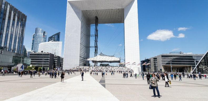Un homme menaçant des policiers avec une arme blanche abattu dans le quartier de la Défense