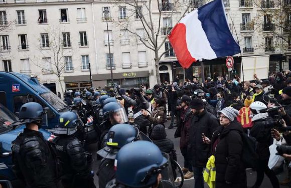 Un millier de « gilets jaunes » à Paris, pour le 56e samedi de mobilisation