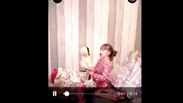 États-Unis : la vidéo d’une petite fille horrifiée par une poupée noire choque certains internautes