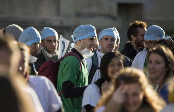 « L’hôpital public se meurt », disent 660 médecins, menaçant de démissionner