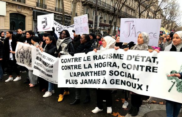 La « marche anniversaire » des mamans de Mantes-la-jolie se conclut par « le geste de la honte », un an après que leurs enfants aient été humiliés par la police