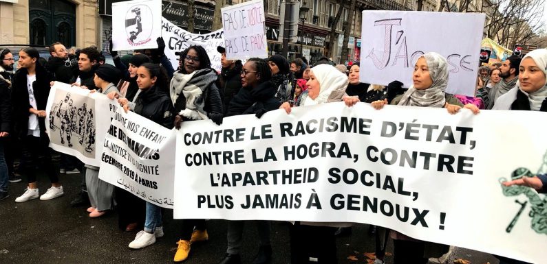 La « marche anniversaire » des mamans de Mantes-la-jolie se conclut par « le geste de la honte », un an après que leurs enfants aient été humiliés par la police