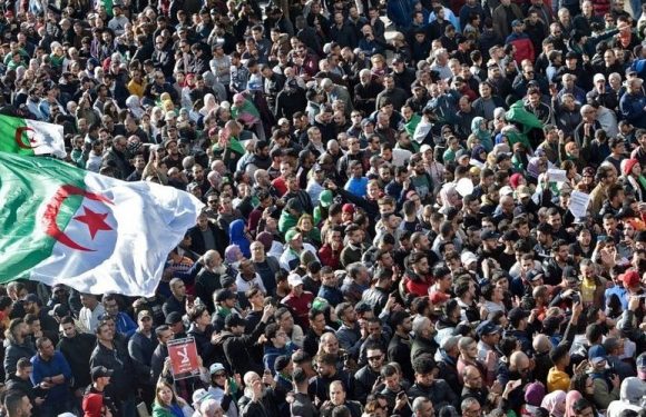 Présidentielle en Algérie : « Le vote est truqué », une marée humaine dans les rues pour contester le président