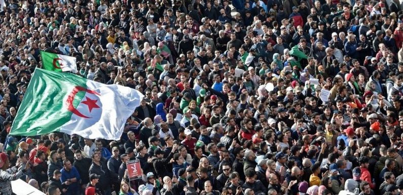 Présidentielle en Algérie : « Le vote est truqué », une marée humaine dans les rues pour contester le président