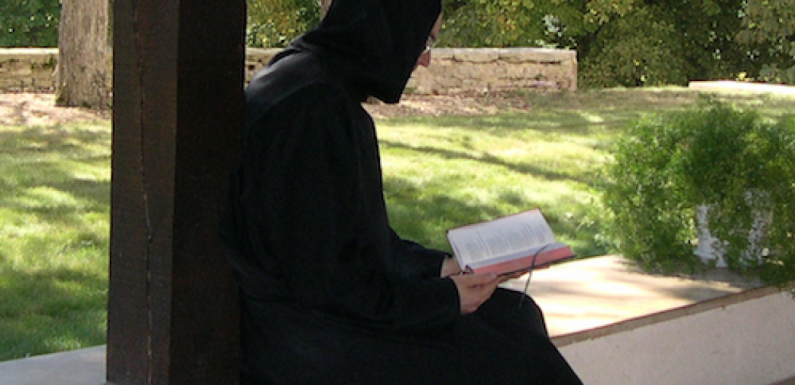 Pour montrer que la rédemption n’est pas temporelle, les religieux renoncent au temporel