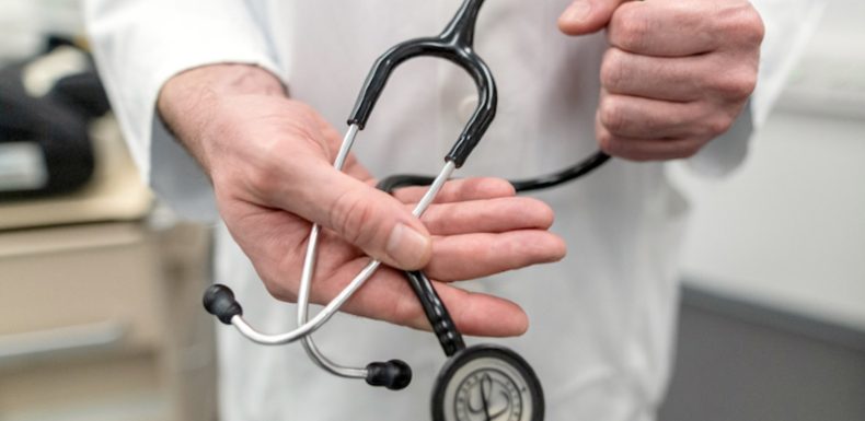 ​ »Gestion opaque », « emplois familiaux », « indemnités confortables » : la Cour des comptes étrille l’Ordre des médecins