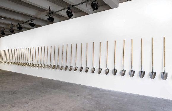 Mexique : un artiste fait fondre 1500 pistolets pour créer des pelles et plante des arbres avec