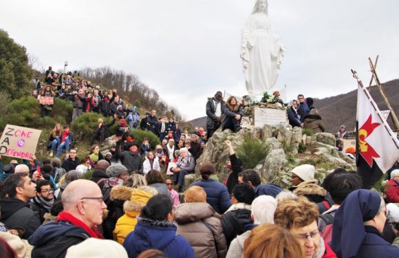 Une fête de Notre-Dame des Neiges pas comme les autres : 1 000 pèlerins et 150 anarchistes “se retrouvent”…