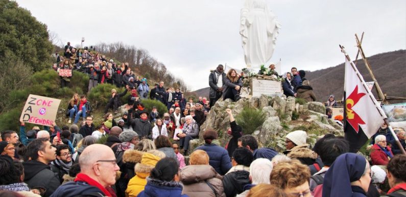 Une fête de Notre-Dame des Neiges pas comme les autres : 1 000 pèlerins et 150 anarchistes “se retrouvent”…