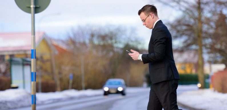 On se blesse de plus en plus à cause de nos smartphones