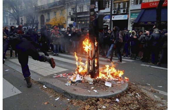 En direct Retraites : forte mobilisation à Paris, des incidents