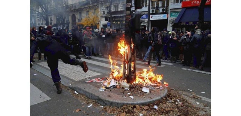 En direct Retraites : forte mobilisation à Paris, des incidents