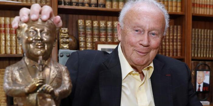 Philippe Bouvard dézingue Cyril Hanouna et son « petit pois à la place du cerveau »