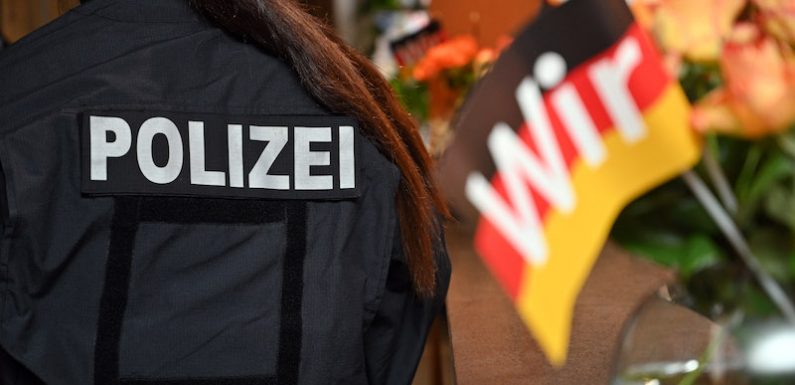 Allemagne : les images d’un policier amusé aux côtés d’un sosie d’Hitler sèment le trouble