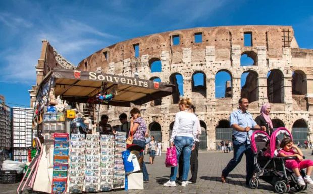 Rome : La maire chasse les étals de souvenirs et les touristes aux comportements irrespectueux des sites historiques