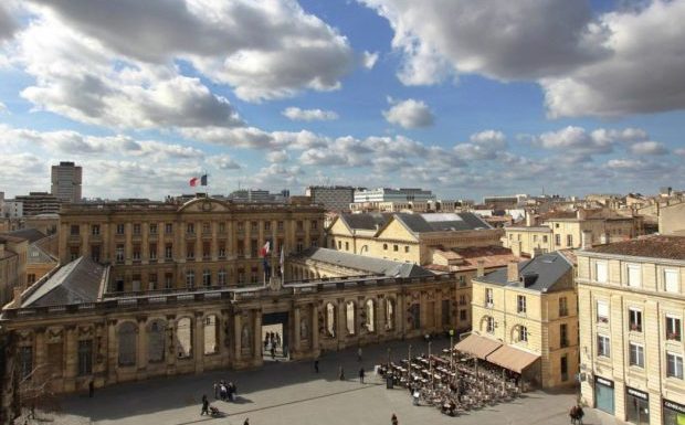 Bordeaux : Un SDF antillais tire en pleine rue sur son dealer pour une dette de 60€. Son avocate relativise : « aux Antilles, le rapport à la sécurité est différent »