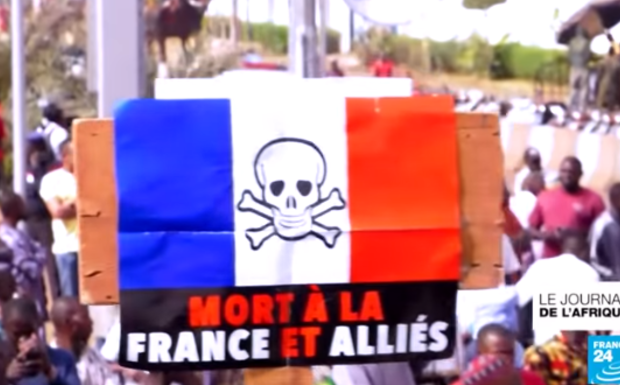 Mali : des manifestants réclament le départ de la force française Barkhane et brûlent le drapeau français