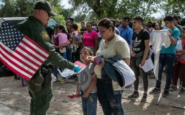 Etats-Unis : utilisant un décret de Trump, le gouverneur du Texas annonce que son état n’accueillera plus de réfugiés