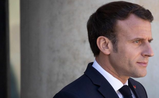 Paris : en raison d’une manifestation devant le théâtre où il assistait à un spectacle, Macron a été exfiltré par les forces de l’ordre