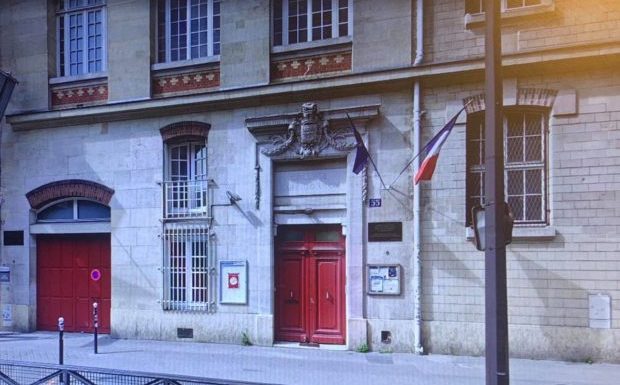 Selon un site communautaire serbe, un enfant aurait été battu brutalement dans son école à cause d’une croix portée autour du cou