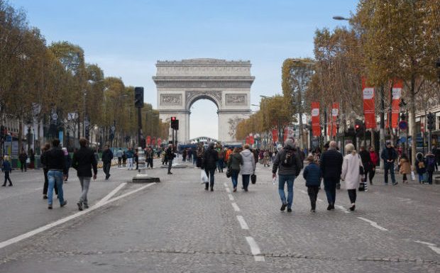 Des personnalités veulent «réenchanter» les Champs-Elysées, délaissés par les Parisiens