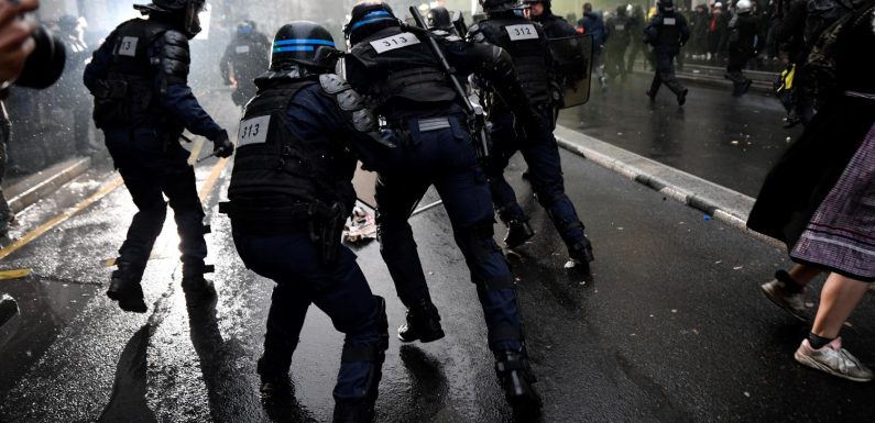 Violences policières : pourquoi les « comportements inacceptables » se sont-ils multipliés de la part des forces de l’ordre ?