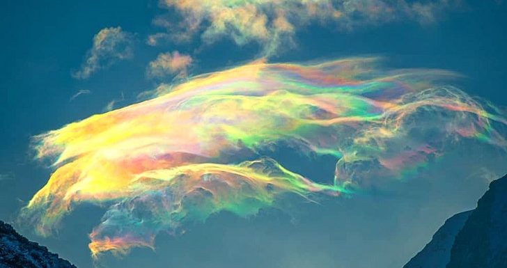 Ce photographe russe parvient à immortaliser le rare et merveilleux phénomène des nuages iridescents