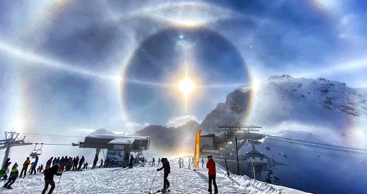 Un skieur a réussi à immortaliser le splendide phénomène du halo de glace dans les Alpes suisses