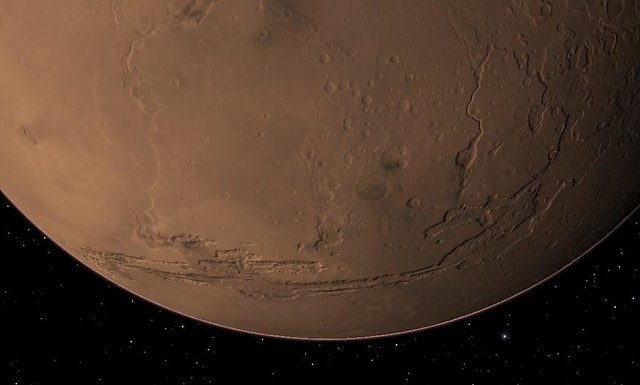 Mars, de la glace d’eau facilement accessible dans une région vivable