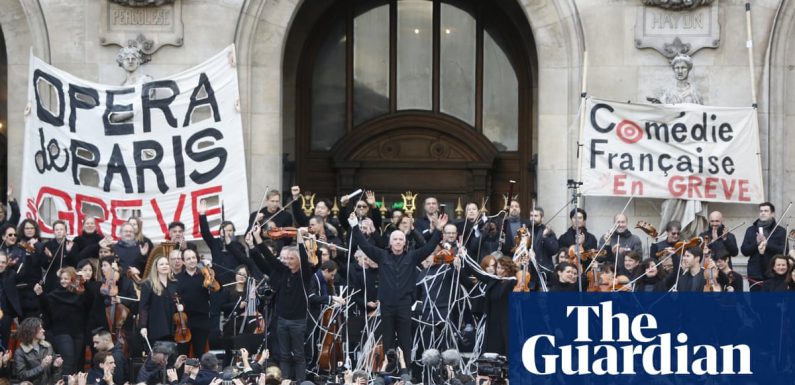Police fire teargas as gilets jaunes protests return to Paris