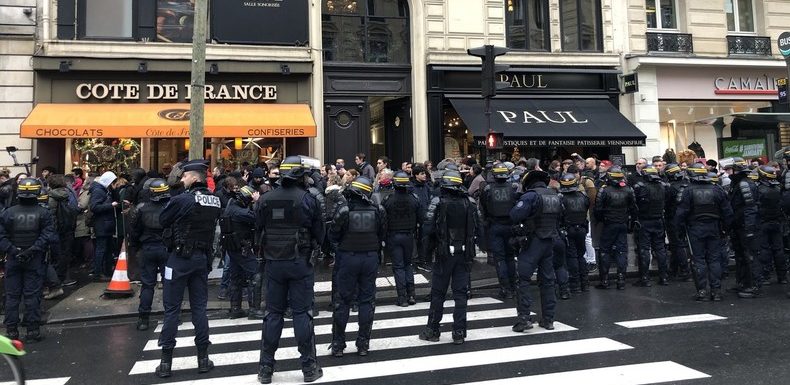 Syndicats, Gilets jaunes… Action coup de poing des opposants à la réforme des retraites à Paris