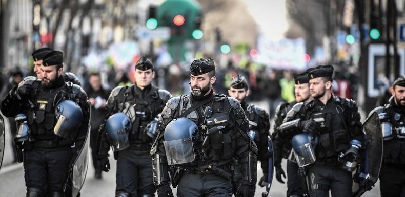 Gazés par les forces de l’ordre, des grévistes parviennent à bloquer un dépôt de bus (VIDEOS)