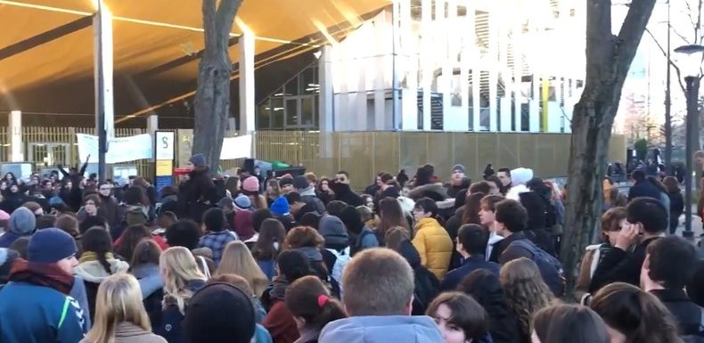 Grèves : des étudiants bloquent des établissements universitaires pour exiger le report des partiels